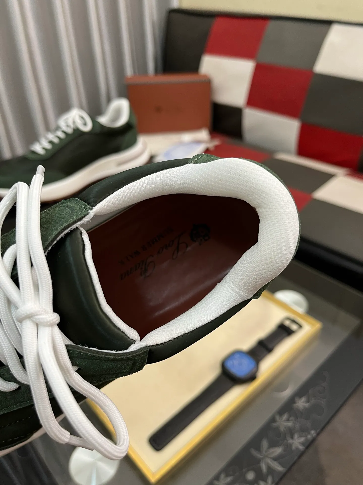 Men's shoes 💰458⌚️⌚️ Loro Pian* Loro Pian* casual shoes are made of cowhide frosted cowhide. Unique texture, simple and elegant, in line with Asian shoe lasts. Almond toe bar, apron style toe, drum-stitched upper. Same color stitching details. Slip-on style for easy on and off. Original color full cowhide lining. The insole is decorated with the 🈶️ brand logo. The original open-molded TPU raw rubber outsole. The soft rubber sole has super grip performance. Comfortable and casual style. You can create 🉑casual🉑formal urban style at will!  Code number: 38-44